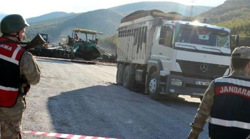 Kamyonun Altında Kalan Emekli Polis, &Ouml;ld&uuml;