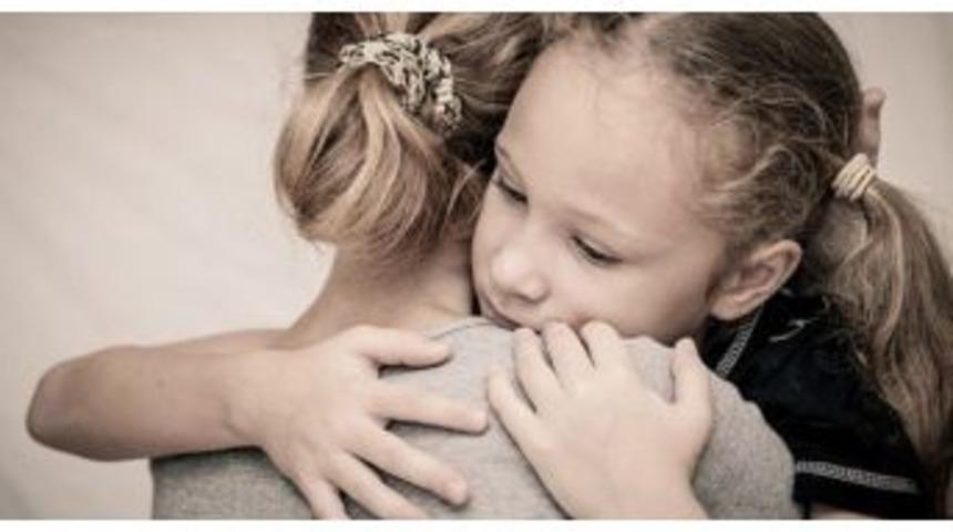 Aşırı Korumacı Anne Okul Fobisi Yapıyor