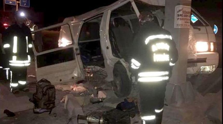 G&ouml;&ccedil;menleri Taşıyan Minib&uuml;s Kaza Yaptı: 1 &Ouml;l&uuml;, 20 Yaralı