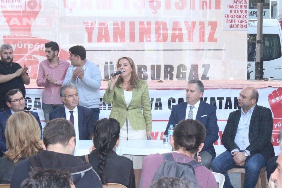 İşten &Ccedil;ıkaracak İş&ccedil;ilerden Belediye &Ouml;n&uuml;nde &Ccedil;adırlı Eylem