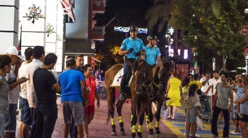 Kemer'de Atlı Jandarmaya Yoğun Ilgi