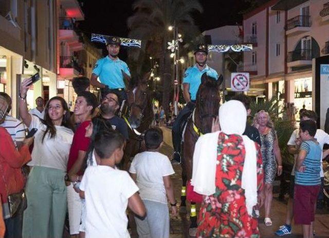 Kemer'de Atlı Jandarmaya Yoğun Ilgi