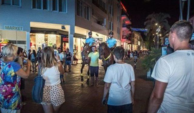 Kemer'de Atlı Jandarmaya Yoğun Ilgi