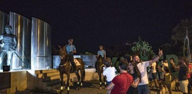 Kemer'de Atlı Jandarmaya Yoğun Ilgi