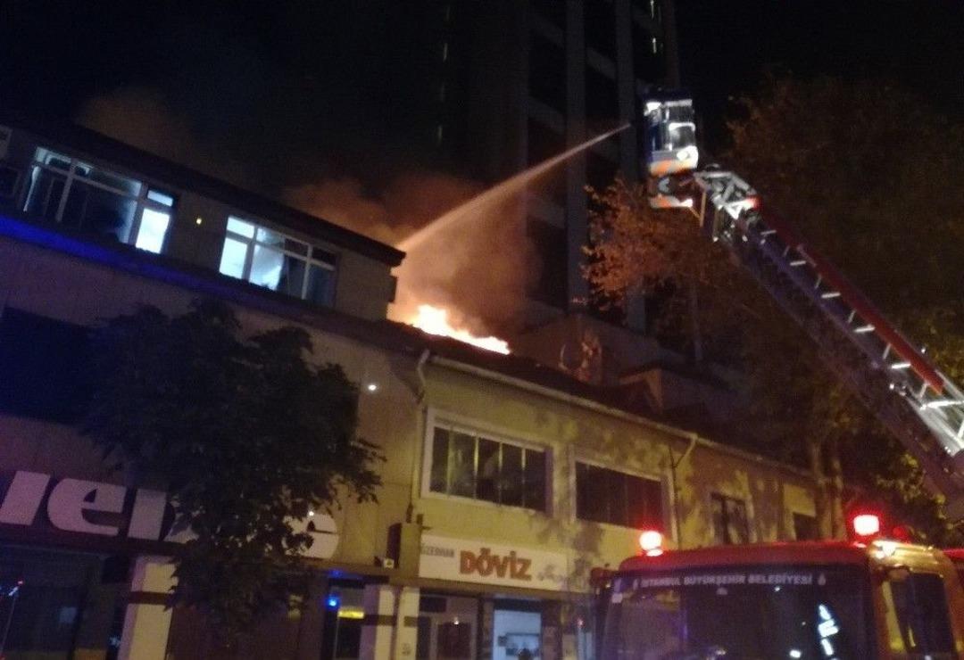 Levent&rsquo;te İşyerinin &Ccedil;atısında &Ccedil;ıkan Yangın Paniğe Neden Oldu