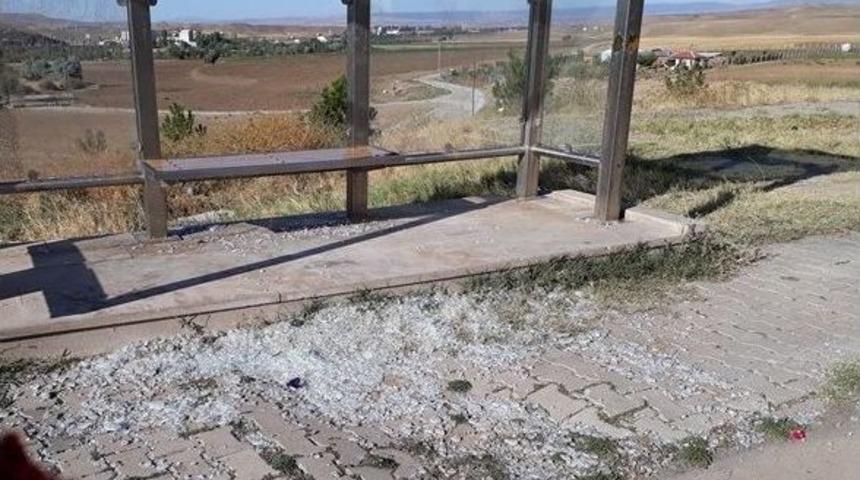 Otob&uuml;s Durağının Camlarını Kırdılar