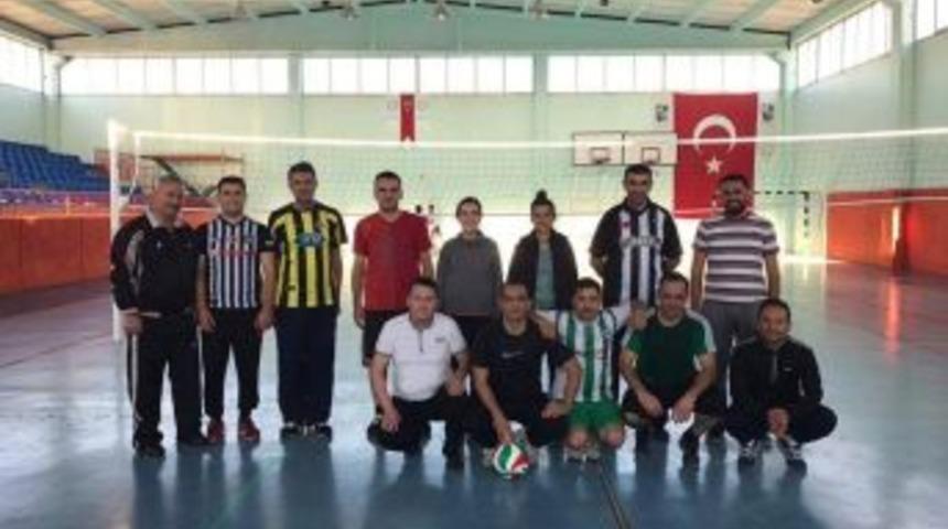 Amat&ouml;r Spor Haftası Etkinlikleri, İl&ccedil;e Protokol&uuml;n&uuml; Voleybol Ma&ccedil;ında Buluşturdu