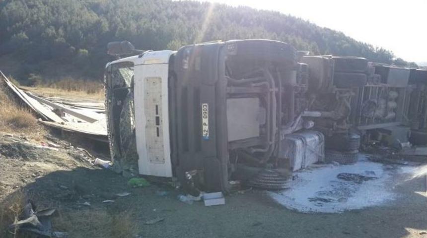Sunta Y&uuml;kl&uuml; Tır Devrildi: 1 Yaralı