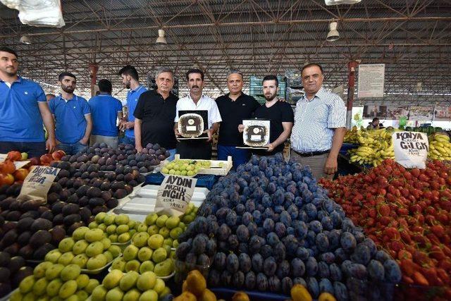 Muratpaşa’da ‘örnek Pazarcılara’ Plaket