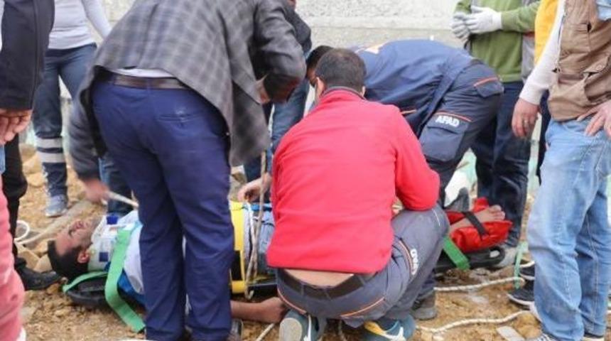 Merdiven Boşluğuna D&uuml;şen Iş&ccedil;i Kurtarıldı