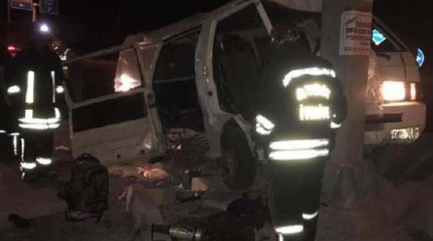 Ka&ccedil;ak G&ouml;&ccedil;menleri Taşıyan Minib&uuml;s Devrildi: 1 &Ouml;l&uuml;, 19 Yaralı