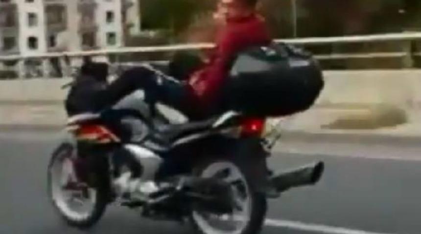 Ayaklarıyla Motosiklet Kullanan S&uuml;r&uuml;c&uuml; Tehlike Sa&ccedil;tı