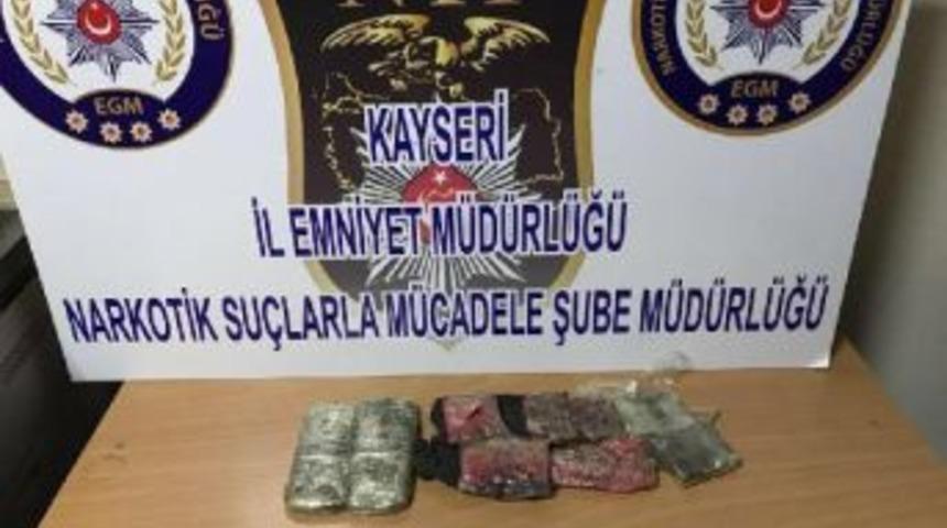 Afgan Uyruklu 2 Kişinin &Ccedil;antasından Esrar &Ccedil;ıktı