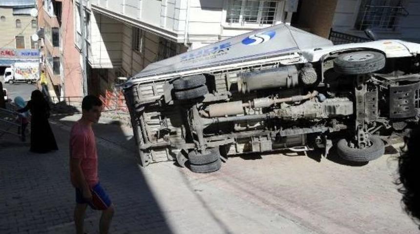 Kamyonet Mahalle Arasında Devrildi
