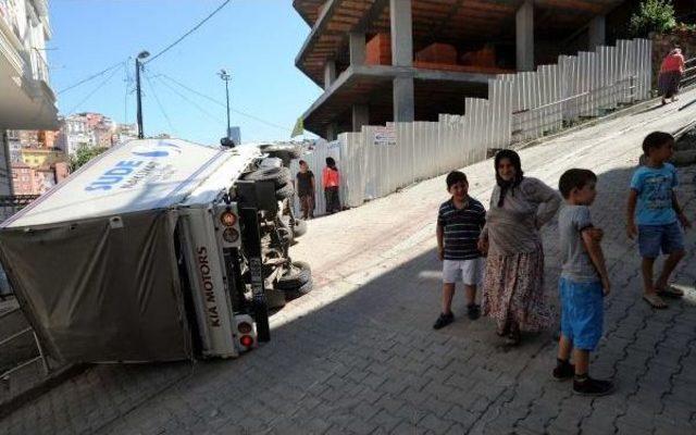 Kamyonet Mahalle Arasında Devrildi