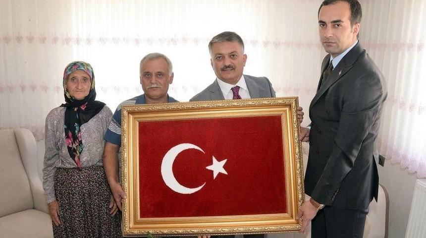 Vali Yazıcı, Şehit Tayfun Meşe&rsquo;nin Ailesini Ziyaret Etti