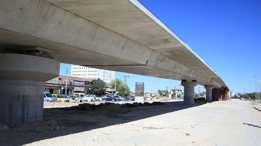 Karaman&rsquo;da K&ouml;pr&uuml;l&uuml; Kavşak &Ccedil;alışmaları Devam Ediyor