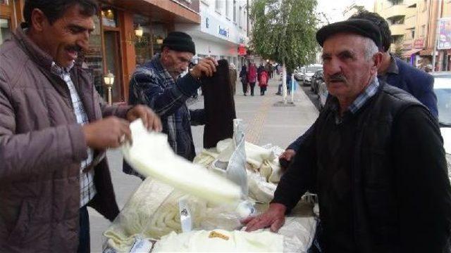 Kars'ta Içlik Ve Çorap Satışları Arttı