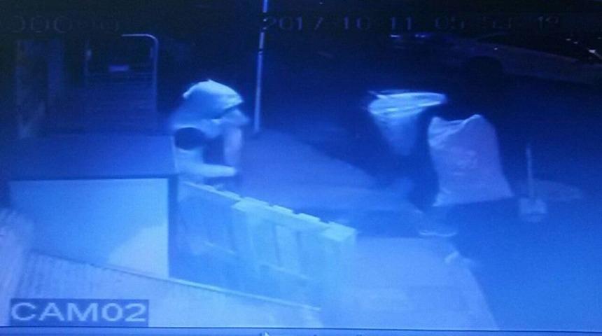 Parmak İzi Bırakmayan Hırsızlar G&uuml;venlik Kamerasından Ka&ccedil;amadı