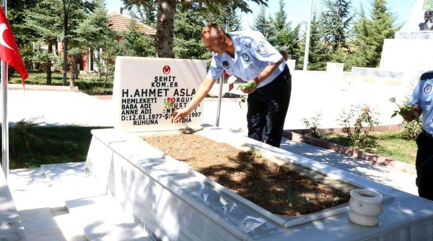 Yozgat&rsquo;ta Zabıta Ekiplerinden Şehitliğe Ziyaret