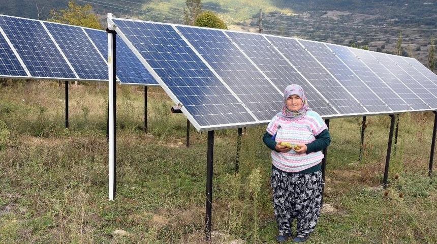 Evinin Bah&ccedil;esine G&uuml;neş Enerji Santrali Kuran Kezban Teyze Devletten Destek Bekliyor