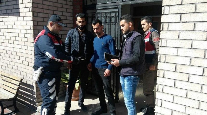 Jandarma, Hırsızın &Ccedil;aldığı Malzemeleri Sahibine Teslim Etti