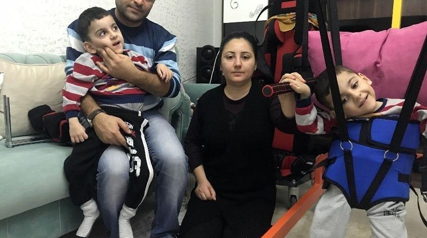 (özel Haber) Serebral Palsi Hastası İkiz Kardeşler, Yardım Eli Bekliyor