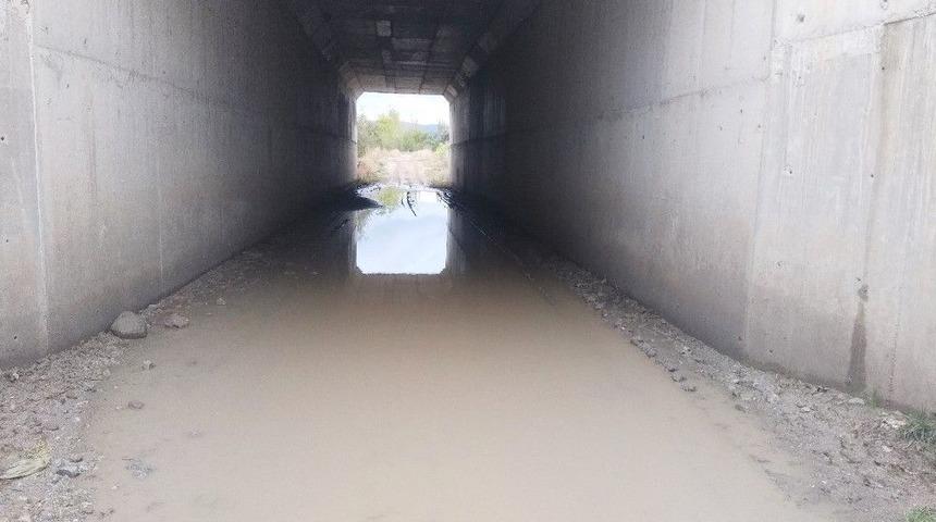 Alt Ge&ccedil;it Sular Altında