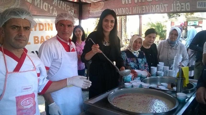 Ak Parti Kadın Kolları Aşure Dağıttı