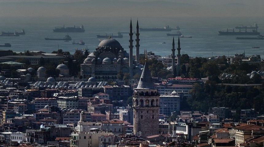 İstanbul&rsquo;da Puslu Hava Kartpostallık G&ouml;r&uuml;nt&uuml;ler Oluşturdu