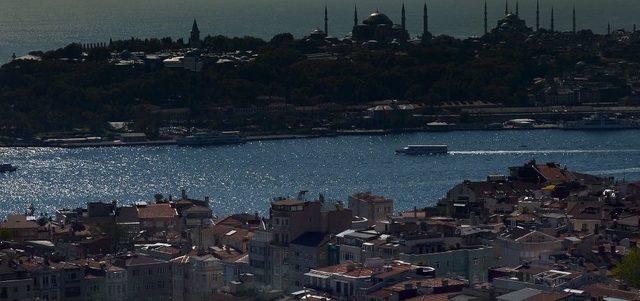 İstanbul’da Puslu Hava Kartpostallık Görüntüler Oluşturdu