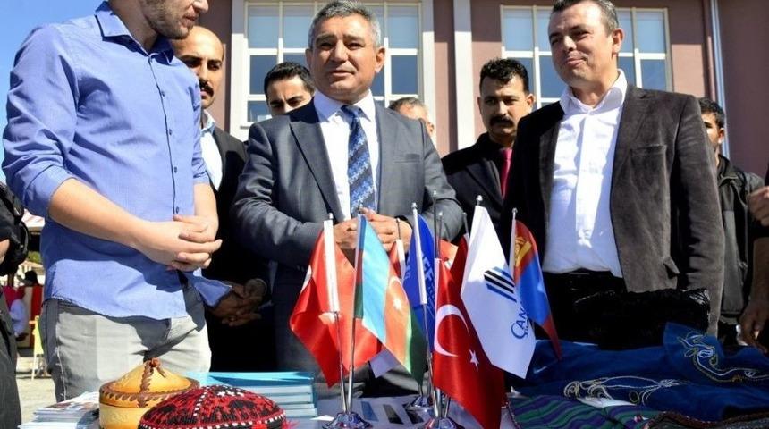 Rekt&ouml;r Acer, &Ouml;ğrenci Topluluğu Stantlarını Gezdi