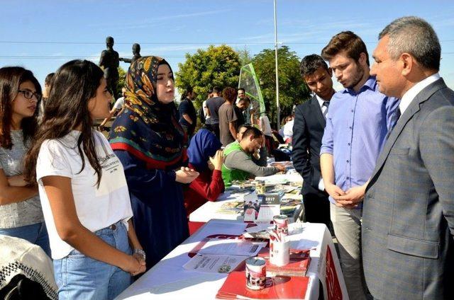 Rektör Acer, Öğrenci Topluluğu Stantlarını Gezdi