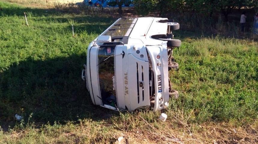 &Ouml;ğrenci Servisi İle Otomobil &Ccedil;arpıştı: 4 Yaralı