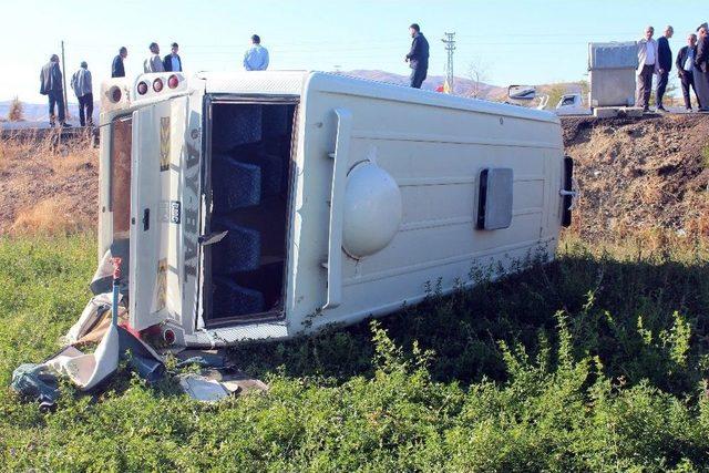 Öğrenci Servisi İle Otomobil Çarpıştı: 4 Yaralı