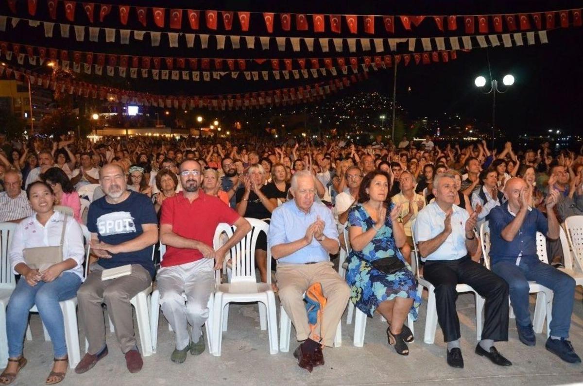 Kuşadası&rsquo;nda Kurtuluş Konseri