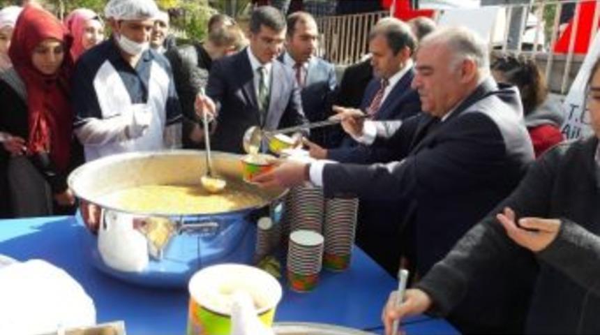 Asp Bakanlığı Engelli Ve Yaşlı Hizmetleri Genel M&uuml;d&uuml;r&uuml; &Ccedil;ift&ccedil;i Aşure Dağıttı