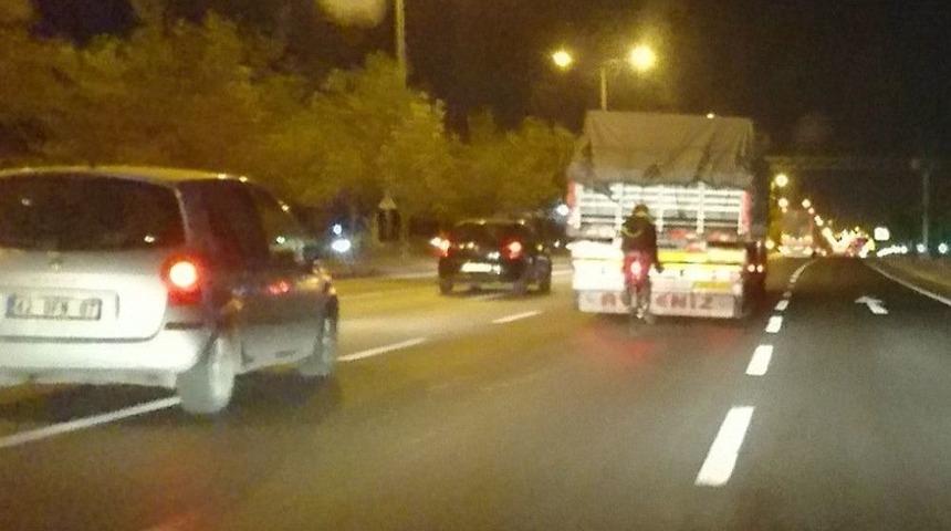 Tehlikeye Aldırış Etmeden Bisikletiyle Kamyonun Arkasında Seyretti