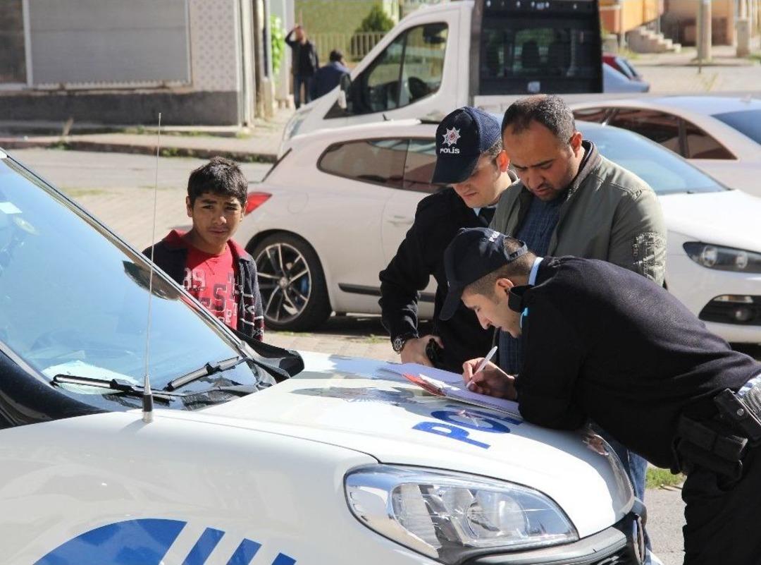 Ka&ccedil;ırdığı Arabayla Okula Giderken Kaza Yaptı