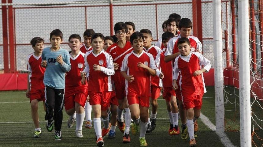 Bayraklı&rsquo;da Spor Kursları Ara Vermeden S&uuml;r&uuml;yor