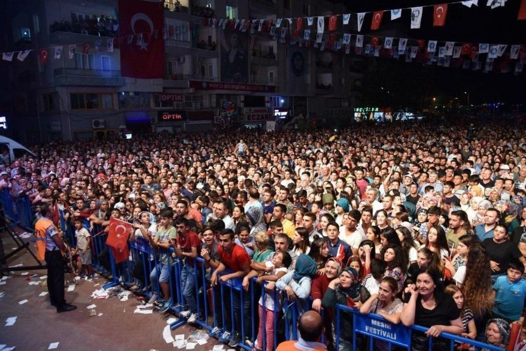 Kurtuluş Coşkusu İki Dev İsimle Zirve Yaptı