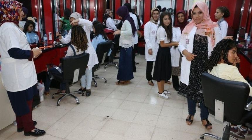 Eğitimde Anne Kız El Ele Veriyor