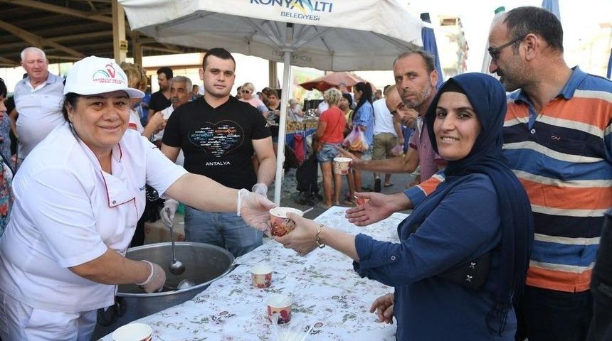 Konyaaltı Belediyesi&rsquo;nden 26 Kazan Aşure