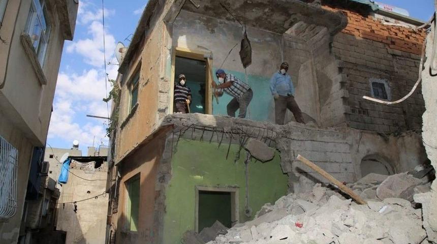 Siirt&rsquo;te Dar Sokakta Bulunan Metruk Binalar İnsan G&uuml;c&uuml;yle Yıkılıyor