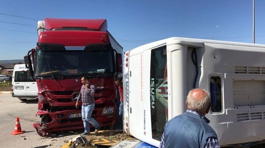 Samsun&rsquo;da Tır İle Midib&uuml;s &Ccedil;arpıştı: 7 Yaralı