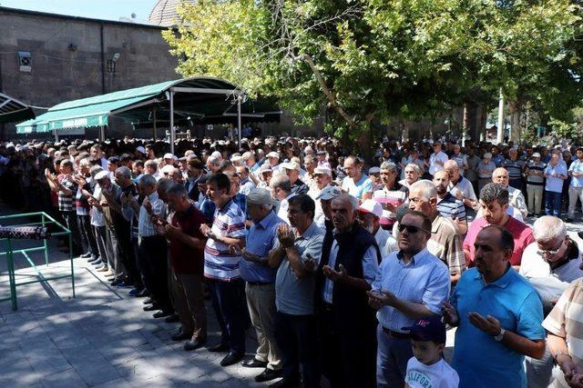 Arakan’da Hayatını Kaybeden Müslümanlar İçin Gıyabi Cenaze Namazı Kılındı