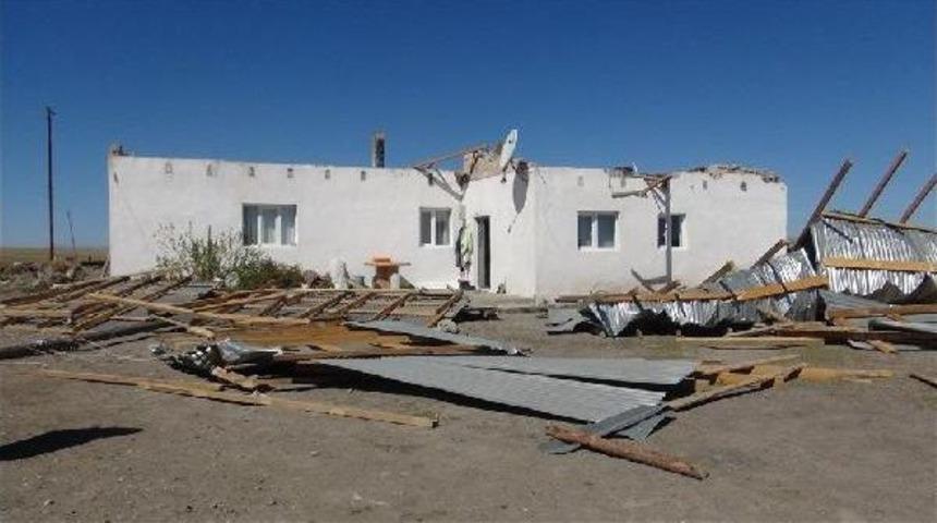 Kars&rsquo;Ta Fırtına &Ccedil;atıları U&ccedil;urdu