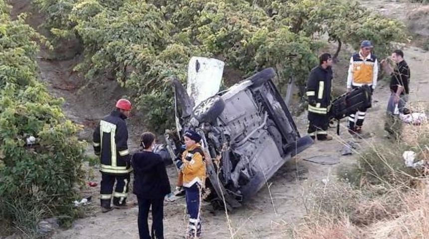 Otomobil Takla Atttı; 1 &Ouml;l&uuml;, 2 Yaralı