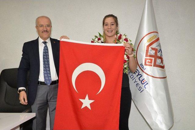 Dünya Şampiyonu Adar, Altıeylül Belediye Meclisi’nde 1