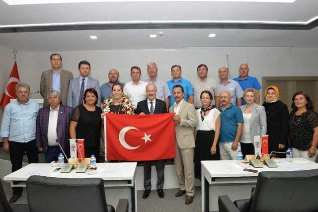 Dünya Şampiyonu Adar, Altıeylül Belediye Meclisi’nde 3